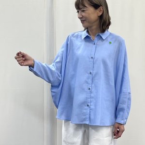 クローバー刺繡入り ラウンドシャツ - cocora