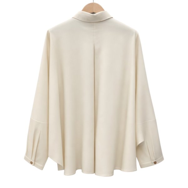 画像15: クローバー刺繡入り　ラウンドシャツ (15)