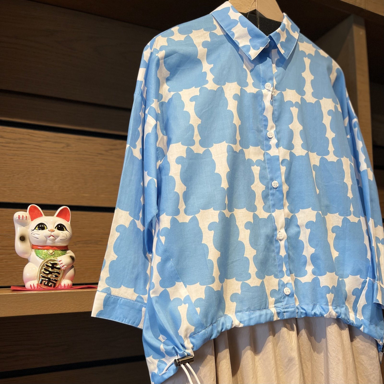 招き猫柄　裾ドローストリング　シャツ